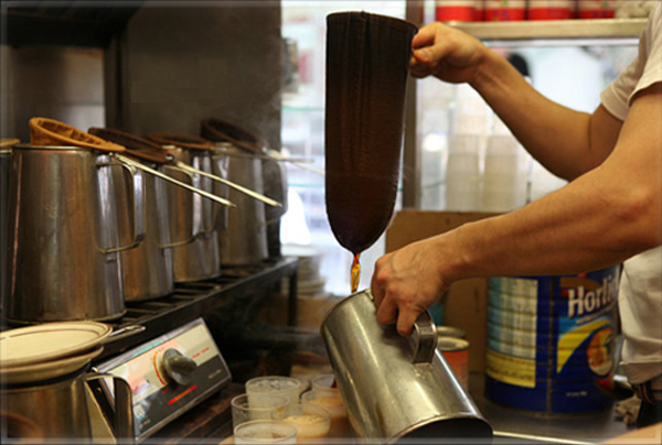 因为茶袋啡色，以为是丝袜，“丝袜奶茶”的名字就这么来的。   资料图