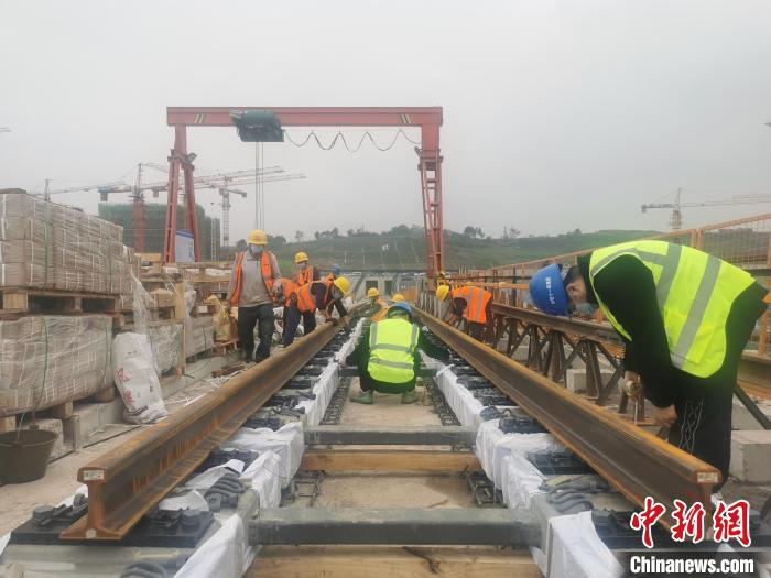 图为铺轨现场。　重庆市住房和城乡建设委员会供图