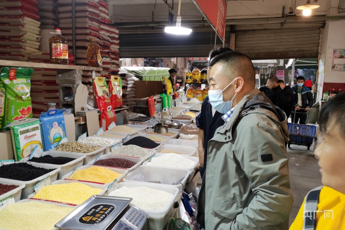 市民选购商品（央广网发 南岸区市场监管局供图）