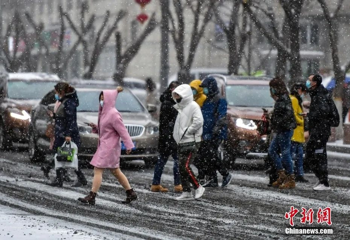 11月4日，寒潮来袭，新疆乌鲁木齐市城区当日迎来降雪天气。中新社记者 刘新 摄