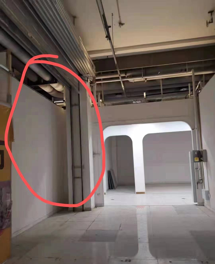 业主称管理方安装卷帘门侵占了商铺面积。