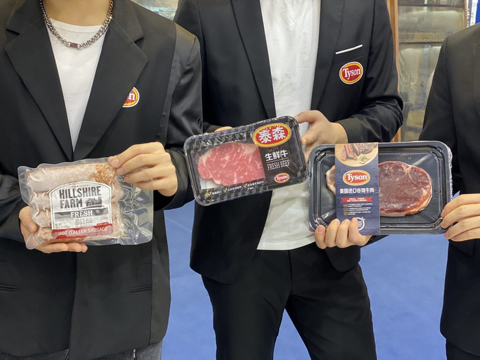 泰森食品始创于1935年，总部位于美国阿肯色州，2021年位列财富世界500强排行榜第270位。图为工作人员在展示泰森食品。