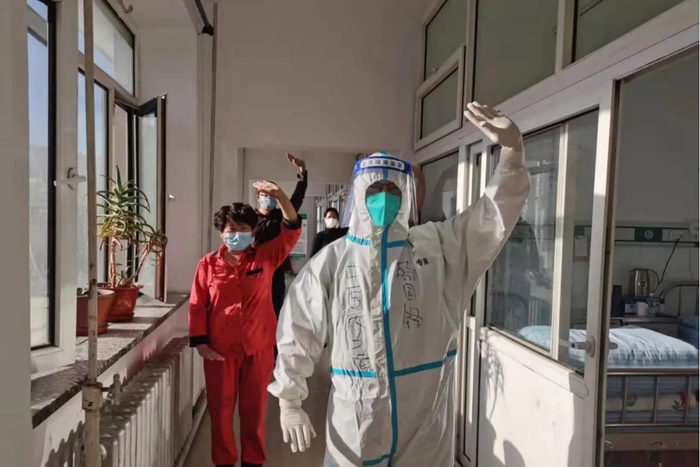 医生指导患者开展八段锦等传统功法训练。黑龙江中医药大学 供图