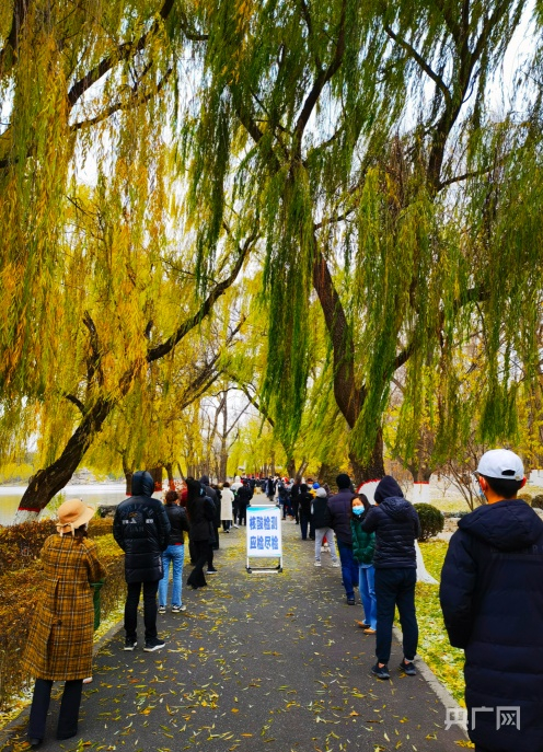 市民在人民公园采样点等候（央广网记者张雷摄）