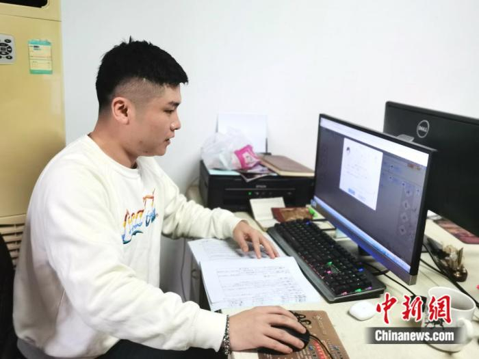 杨岳平的儿子杨印文负责家谱的数字化工作。向一鹏 摄