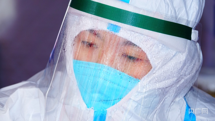 西宁市城东区国际村小学内医务工作者忙碌的朦胧双眼（央广网记者张海东摄）