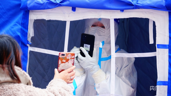 虽然我不知道你是谁但却知道你为了谁（央广网记者张海东摄）