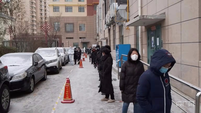 西宁市城东区时代大厦市民在雪中等候采样（央广网发张海宁摄）