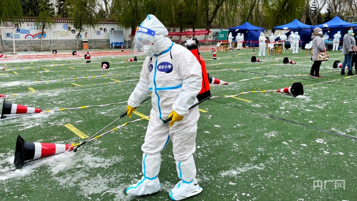 志愿者正在对核酸场地进行消杀 （央广网记者滕萌摄）