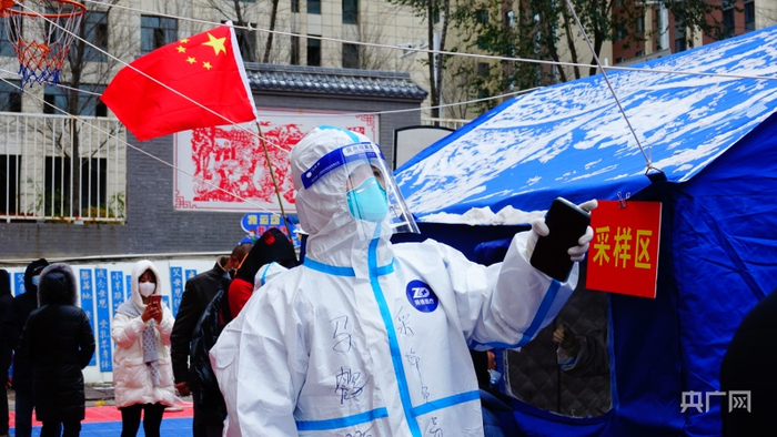 风雪中的志愿者（央广网记者张海东摄）