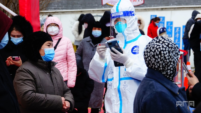 志愿者忙碌的身影（央广网记者张海东摄）