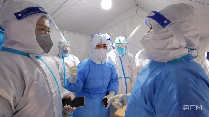 开始前的嘱咐 （央广网记者张海东摄）