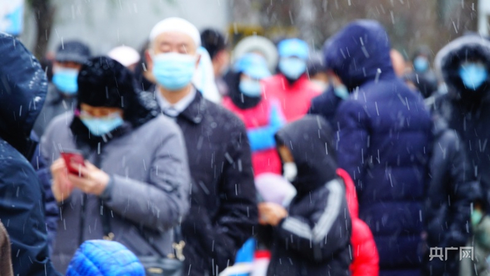 风雪中的坚守（央广网记者张海东摄）