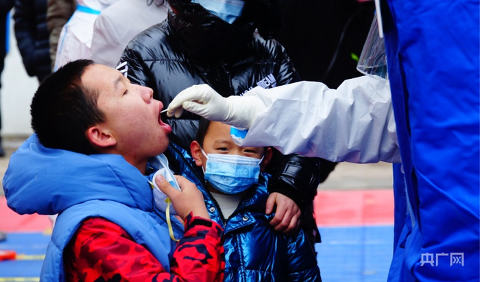 加油小哥哥（央广网记者张海东摄）