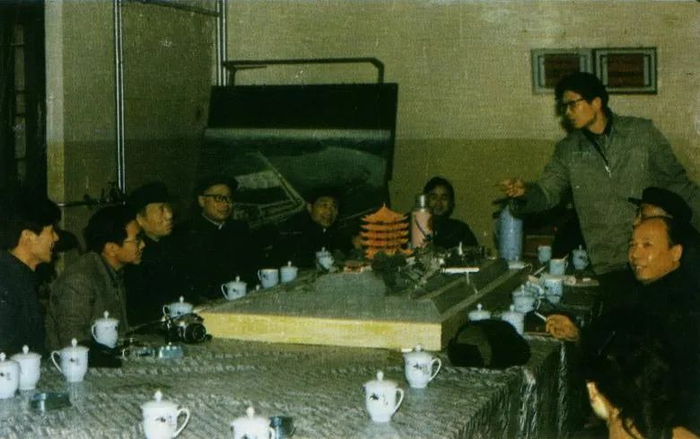 ▲中南院设计师（站立者）向院领导和日本客人讲解黄鹤楼设计方案