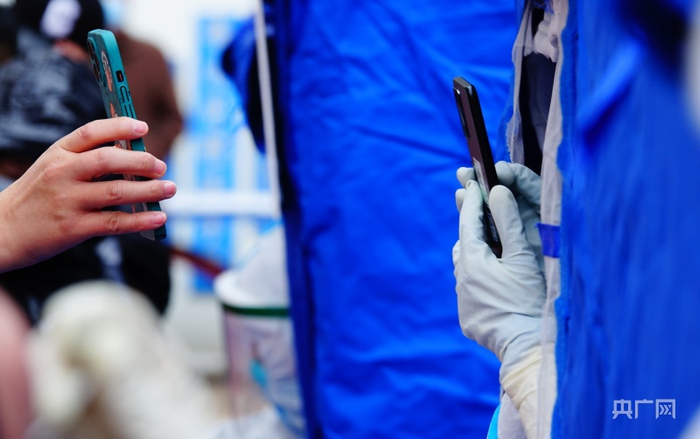 无声的相遇（央广网记者张海东摄）