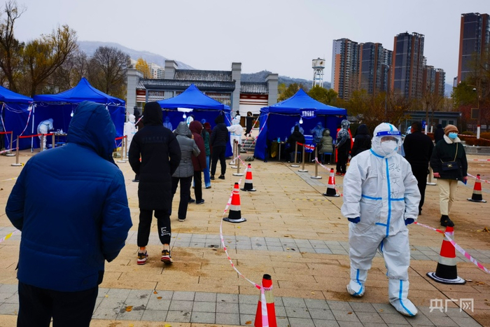 设在西宁市城西区人民公园内的采样点（央广网记者张雷摄）