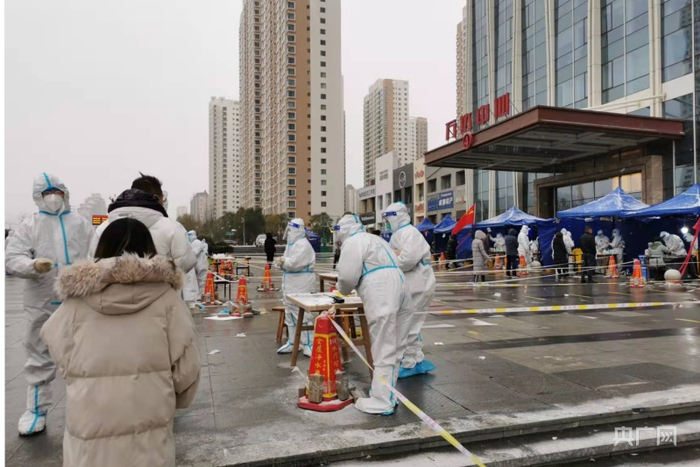 西宁市城西区万达中心核酸采样点（央广网发羊昌才让摄）