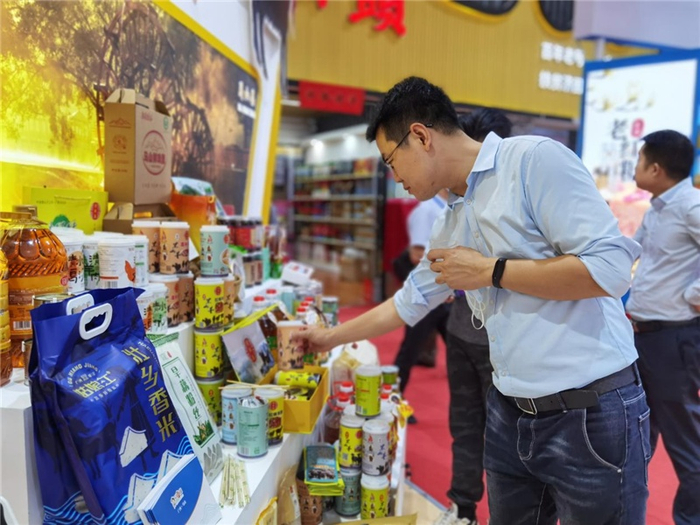 来自广东客商正了解南宁展区产品 （央广网发 肖刚摄）