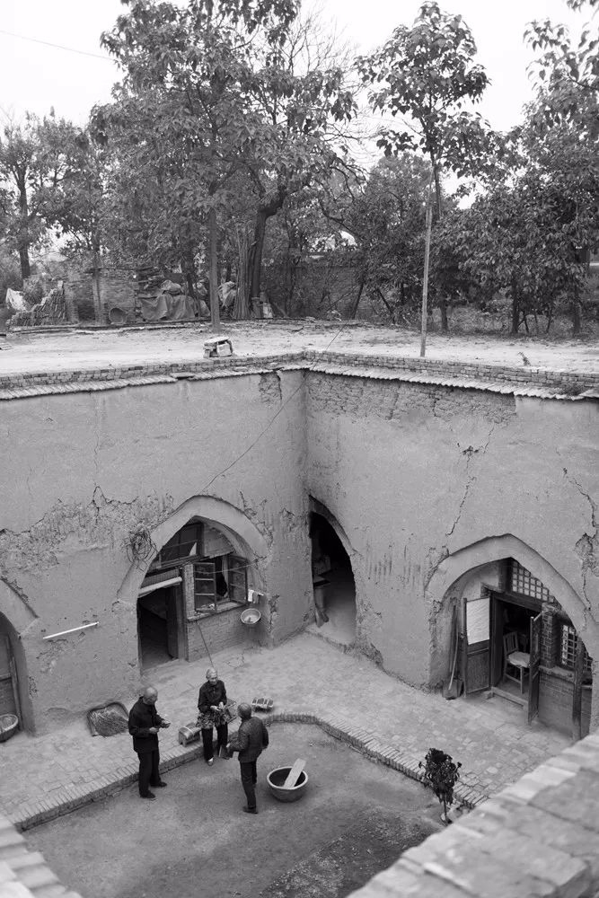 陕州地坑院 （摄影作品：生活 作者：贾玉照 摄  图片来自中国摄影家协会网）