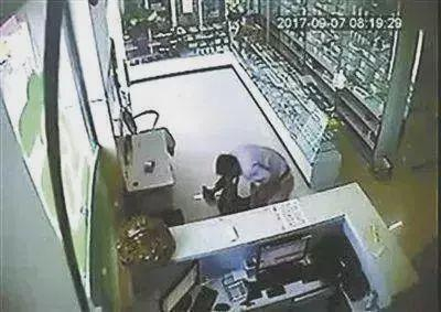 孙向波为老人进行心肺复苏