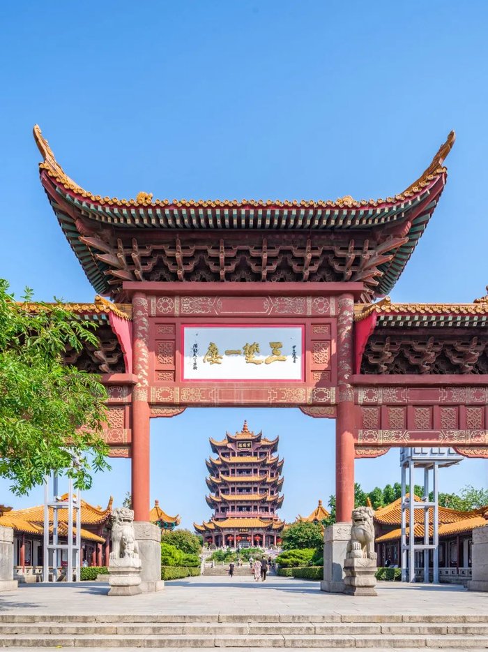 ▲在牌楼映衬下的黄鹤楼