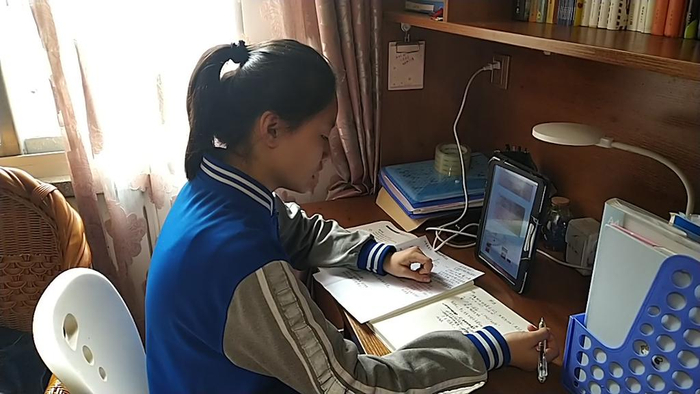 兰州市第十一中学一位学生在家上物理网课。（受访者供图）