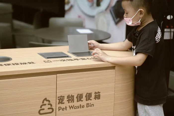 ▲小朋友妥善处理宠物粪便