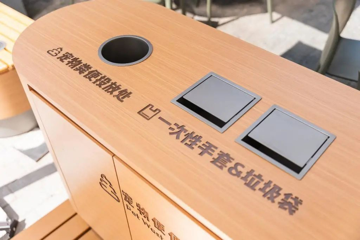 ▲宠物粪便收集箱的卫生工具一应俱全