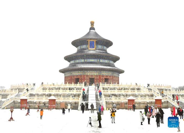 Tourists visit the Tiantan Park in snow in Beijing, capital of China, Nov. 7, 2021. (Xinhua/Chen Yehua)