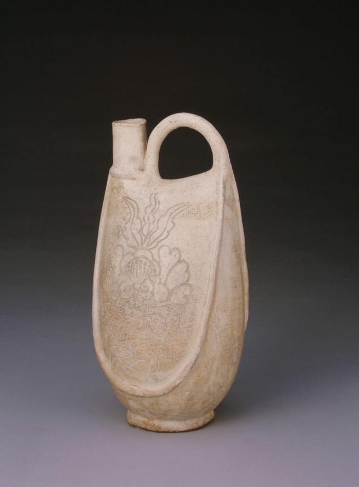 白釉刻花鸡冠壶 辽 故宫博物院藏