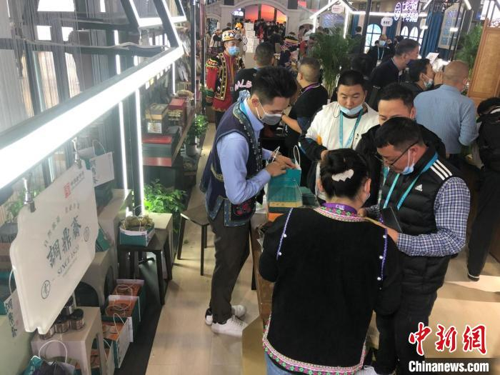 图为进博会云南展区。　李菊 摄