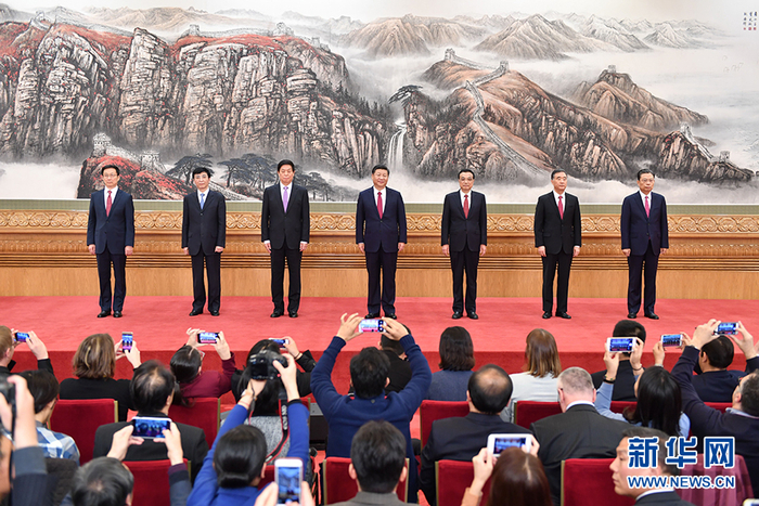 　　2017年10月25日，刚刚在中国共产党第十九届中央委员会第一次全体会议上当选的中共中央总书记习近平和中共中央政治局常委李克强、栗战书、汪洋、王沪宁、赵乐际、韩正在人民大会堂同采访十九大的中外记者亲切见面。新华社记者 李涛/摄