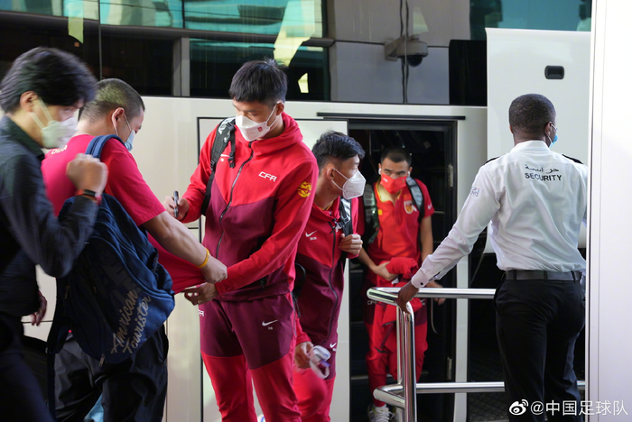 国足抵达沙迦。