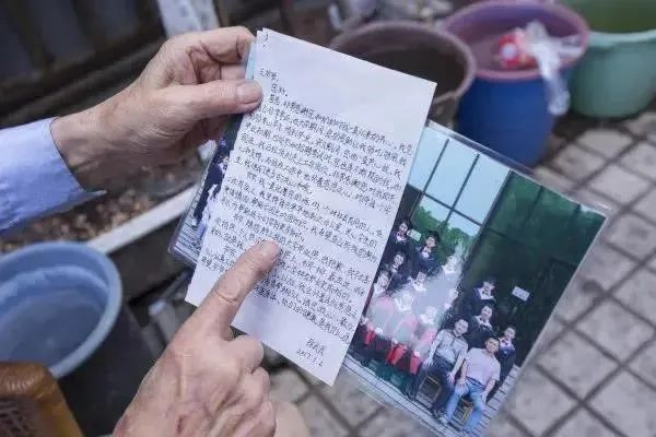 玲玲大学毕业后寄来的照片
