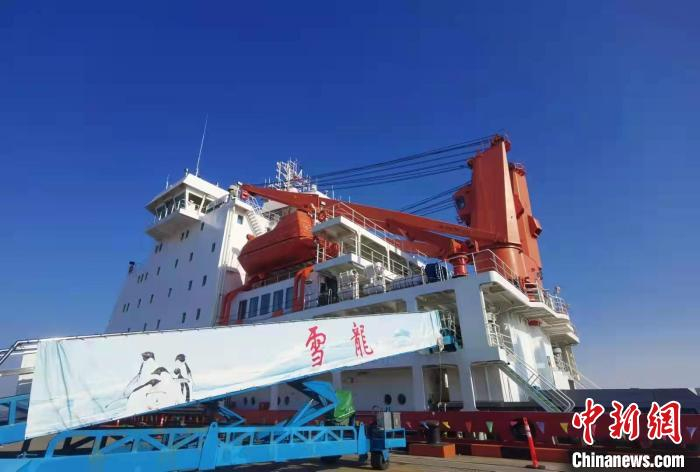 中国南极考察队搭乘雪龙号离开上海码头，标志着第38次中国南极考察正式拉开序幕。　东方医院供图