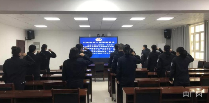 麦盖提县公安局迅速组织全体民辅警学习宣传《公安机关人民警察誓词》。央广网发