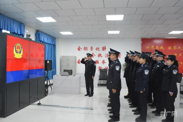 麦盖提县公安局迅速组织全体民辅警学习宣传《公安机关人民警察誓词》。央广网发