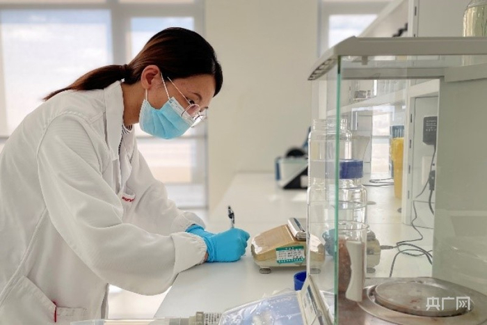 生物岛上科研人员正记录实验数据。（央广网发 陈晖摄）
