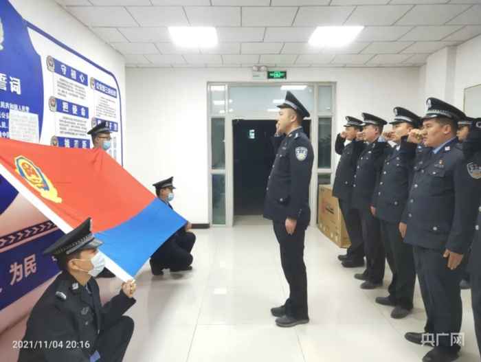 麦盖提县公安局迅速组织全体民辅警学习宣传《公安机关人民警察誓词》。央广网发