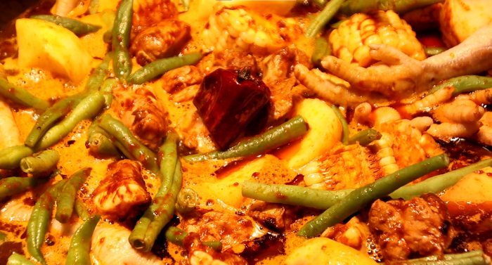 食材丰富的排骨炖豆角铁锅炖。央广网实习生李冰摄