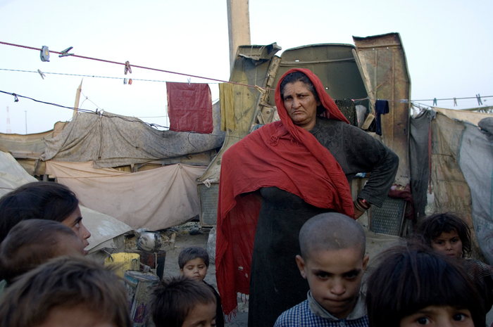 喀布尔国际机场旁边流离失所者营地的妇女和儿童（资料图）