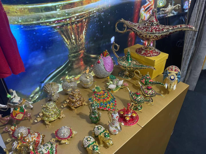 “阿拉丁神灯”及一些手工艺品。本文图片均为 澎湃新闻记者 陈伊萍 摄