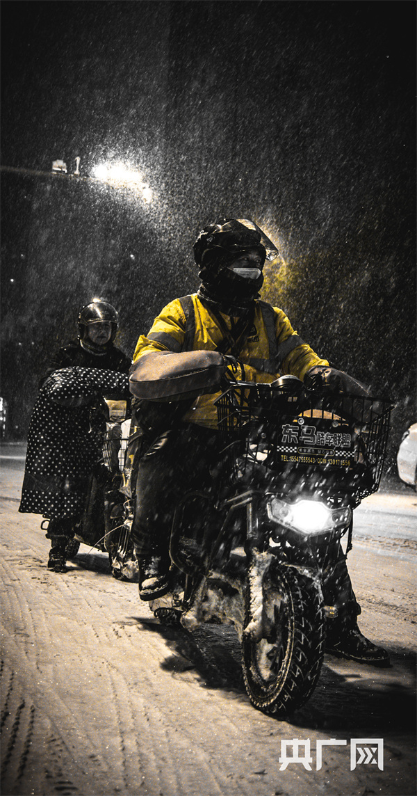 暴雪下的通辽（央广网发 科尔沁区融媒体中心林林 摄）