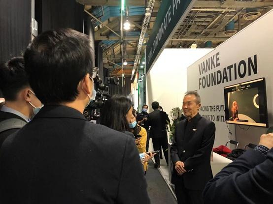 图说：王石在中国企业馆外接受新华社采访