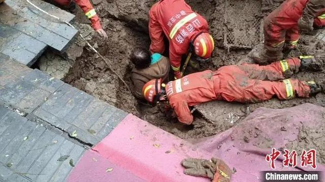 资料图：10月7日，平遥县一名消防员趴在泥浆中徒手刨挖作业的镜头，感动了众多网友。闫旭辉 摄