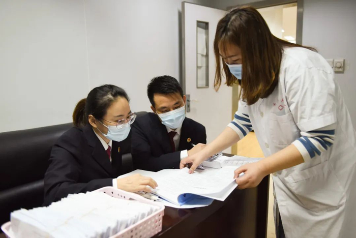 办案检察官向医务人员了解案件情况