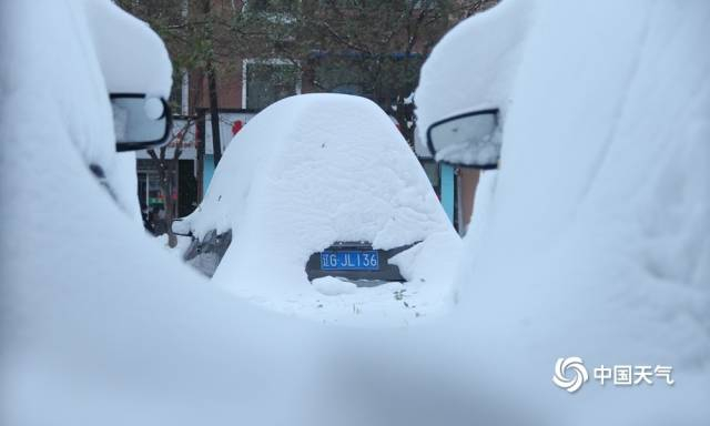 辽宁锦州遭遇暴雪，车辆被厚厚积雪覆盖。 图源：中国天气网