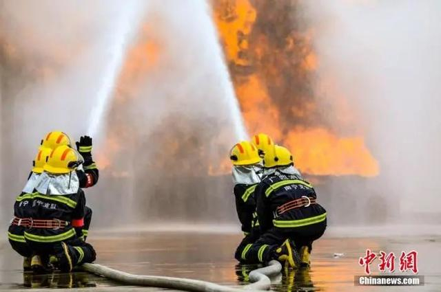 资料图：2021年5月，广西南宁消防员进行火幕墙火灾扑救演练。范先芳 摄