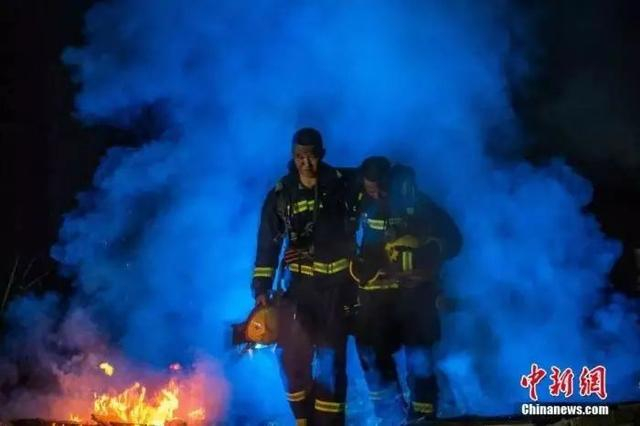 资料图：2019年11月5日，四川资阳消防推出视觉大片，还原消防人员赴汤蹈火、出生入死的救援现场。吕甲摄